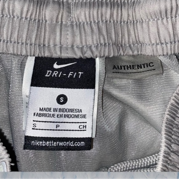 Nike Men’s Athletics Ohio State Buckeyes Basketball training Shorts grey red S - Picture 9 of 10